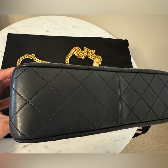 NWT Chanel 23S Camellia adjustable Black Lambskin bag with aged gold hardware - Picture 9 of 12